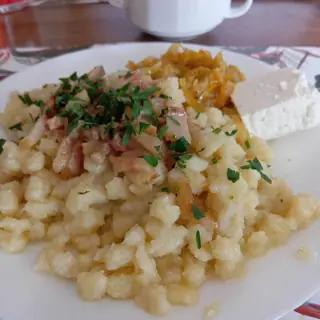 Kluski ziemniaczane z okrasą i twarogiem