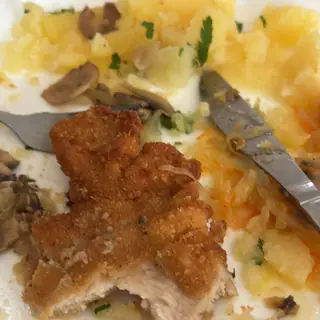 Kotlet, ziemniaki i grzyby