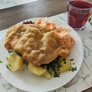 Schabowy z ziemniakami i surówką