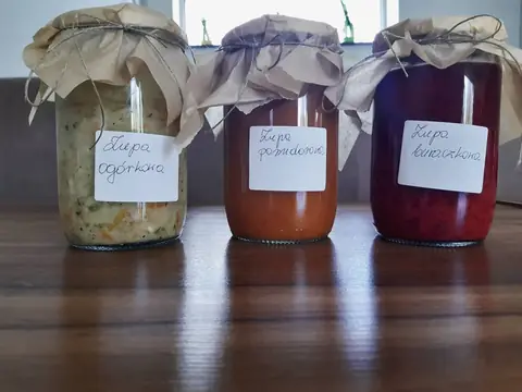 Słoiki z zupą: ogórkowa, pomidorowa, buraczkowa (zdjęcie z profilu bistro).