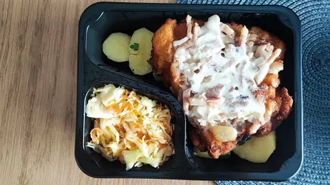 Obiad na wynos — w pudełku z surówką